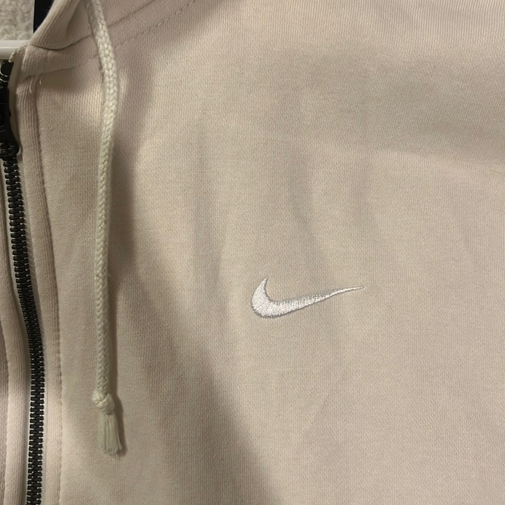 super cute nike zip up cream color, i wear it as an oversized zip up.
